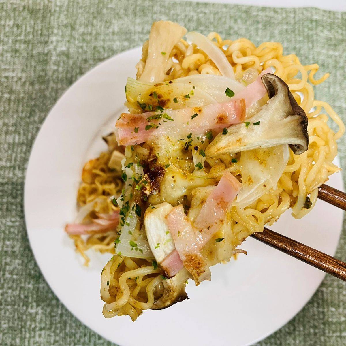 サッポロ一番公式の「みそチキンのラーメンピザ」のレシピ