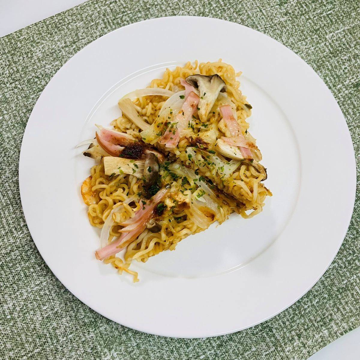 サッポロ一番公式の「みそチキンのラーメンピザ」のレシピ