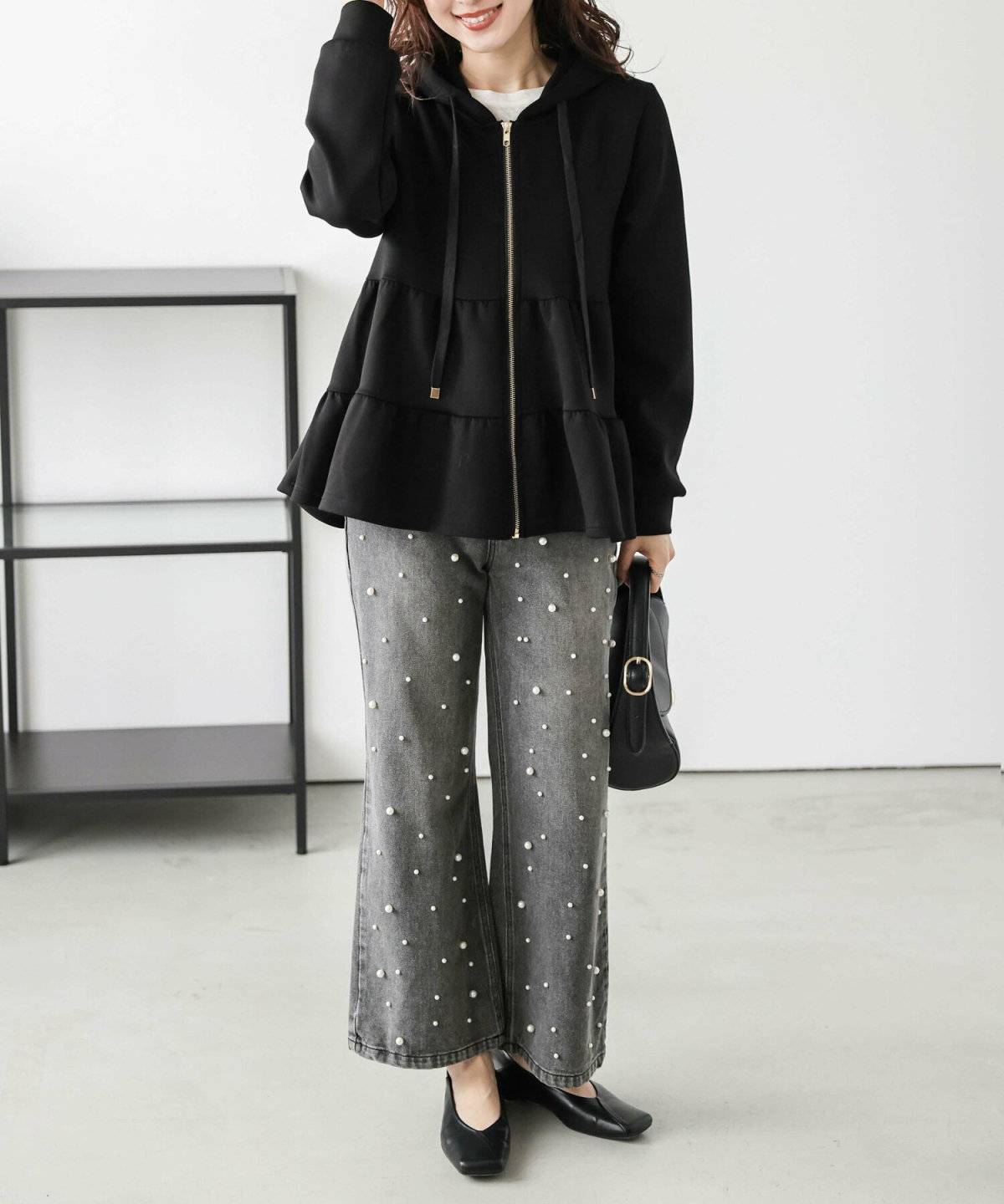 白アウターにデニムを合わせた女性