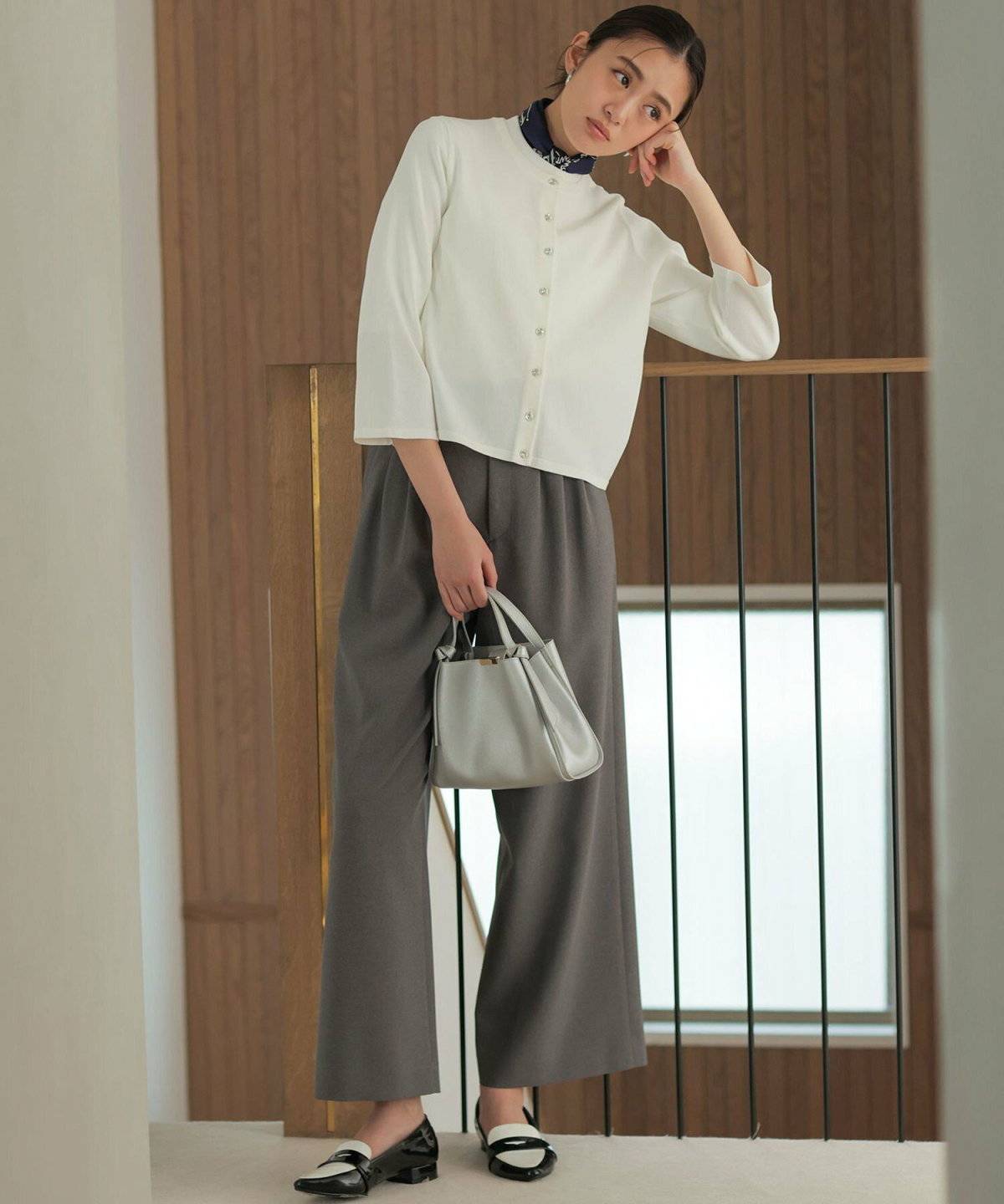 オールホワイトコーデの女性