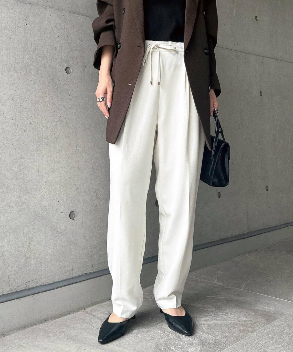 モノトーンコーデの女性