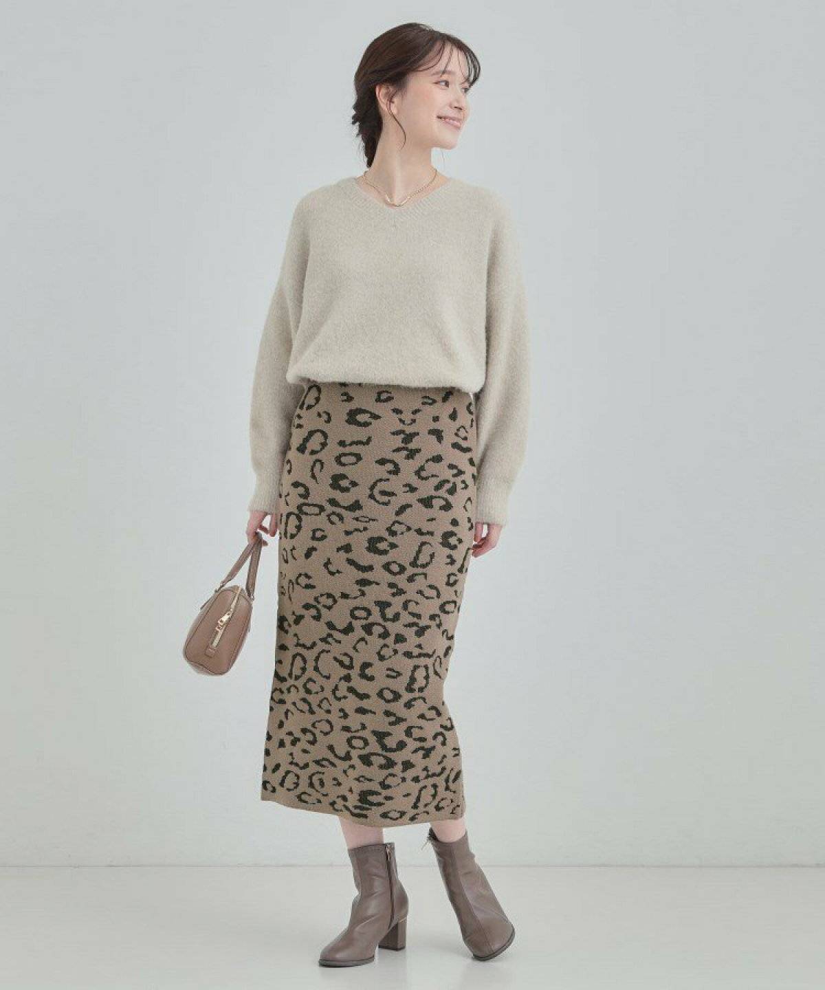 アニマル柄のスカートを使った大人可愛いコーデ