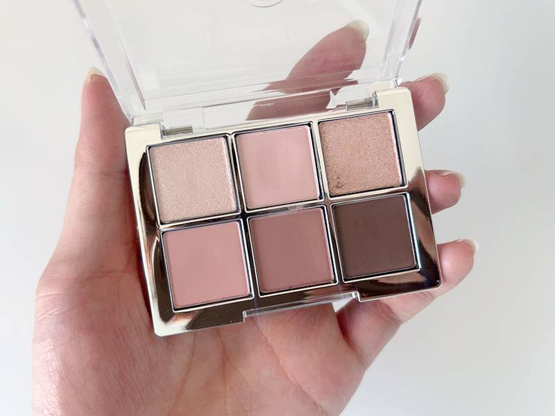 2aNアイシャドウ02を手に持った画像