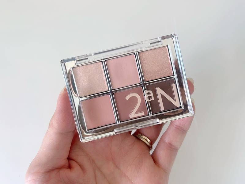 2aNアイシャドウを手に持った画像