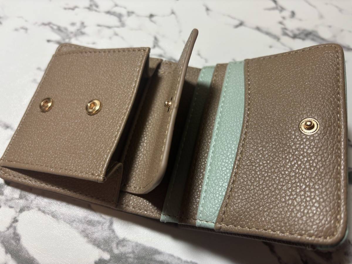 3COINS 2つ折りバイカラーウォレット デザイン＆質感チェック②