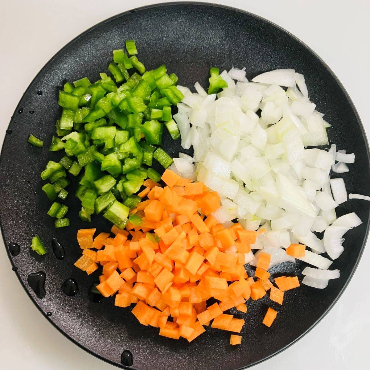 マルちゃん公式の「鶏そぼろとひじきの焼そば」のレシピ