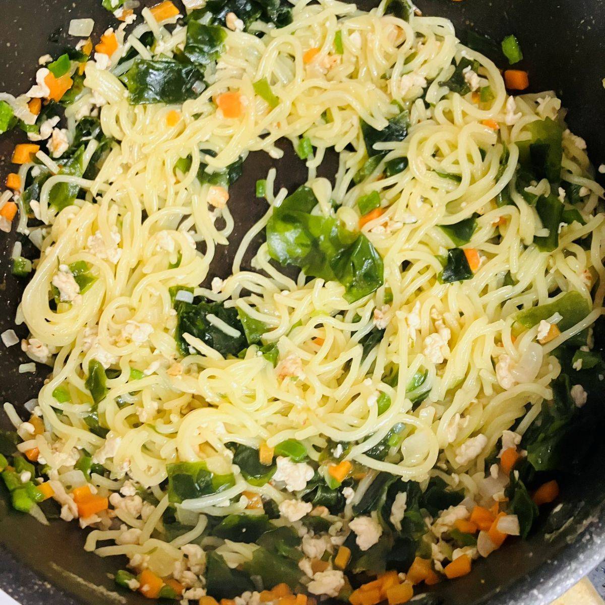 マルちゃん公式の「鶏そぼろとひじきの焼そば」のレシピ