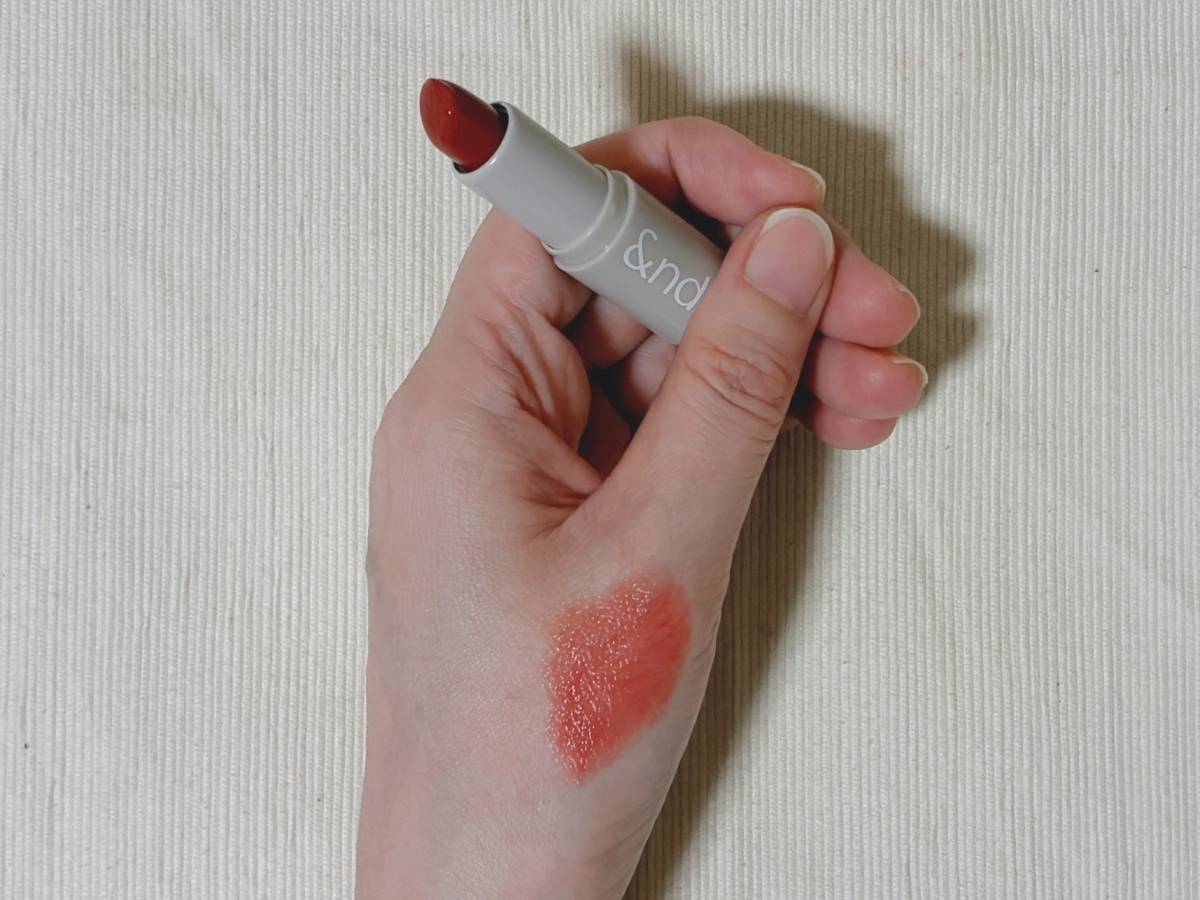 &nd by rom&nd アンドバイロムアンド Greige グレージュ シリーズ シアリーカラースティック RB01ダスティチリ リップカラー スウォッチ 本体 蓋開け 筆者手