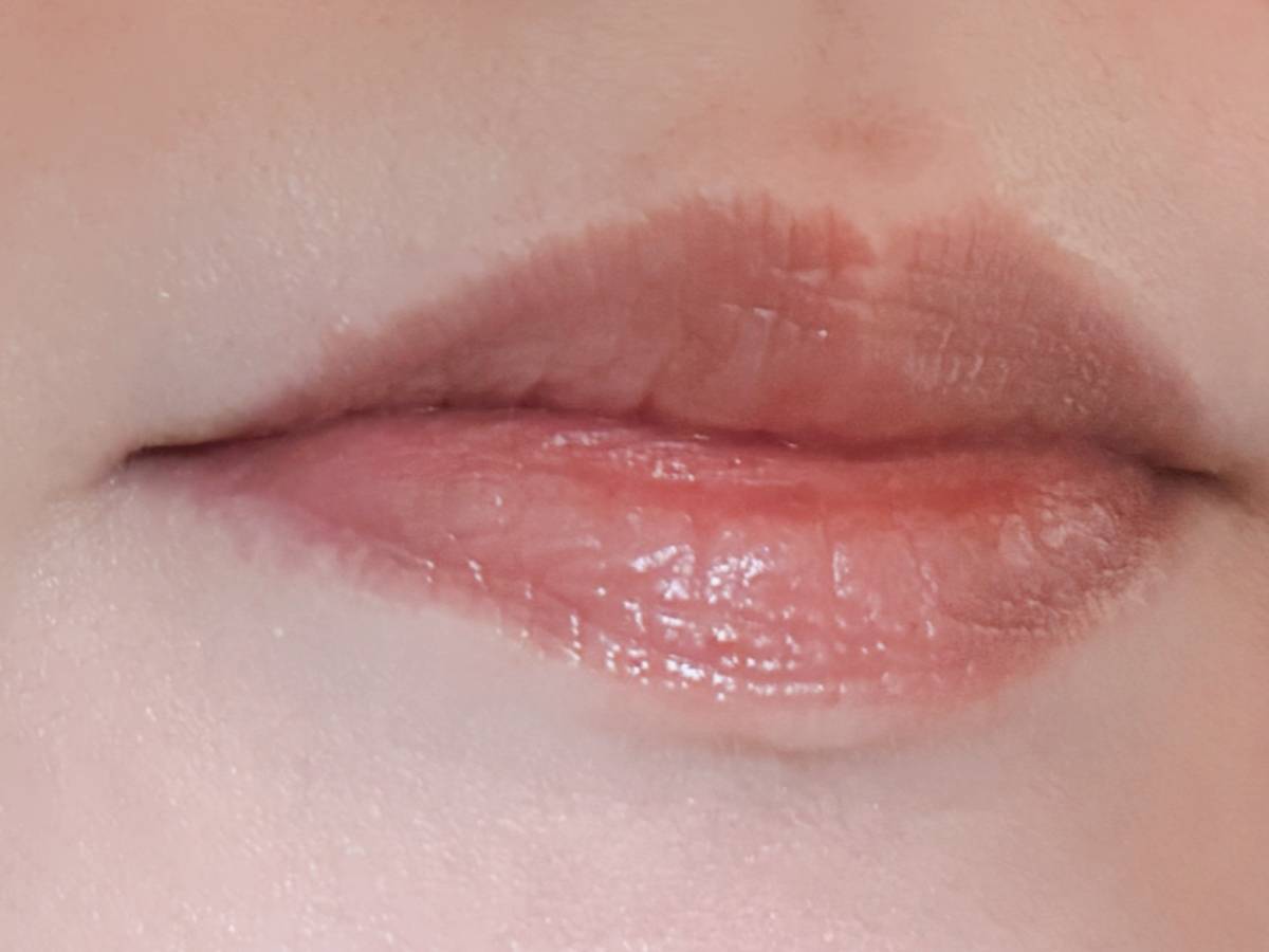 &nd by rom&nd アンドバイロムアンド Greige グレージュ シリーズ シアリーカラースティック RB01ダスティチリ リップカラー 塗布前 筆者唇