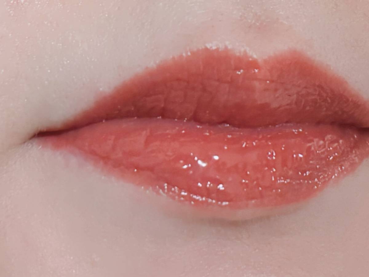 &nd by rom&nd アンドバイロムアンド Greige グレージュ シリーズ シアリーカラースティック RB01ダスティチリ リップカラー 塗布後 筆者唇