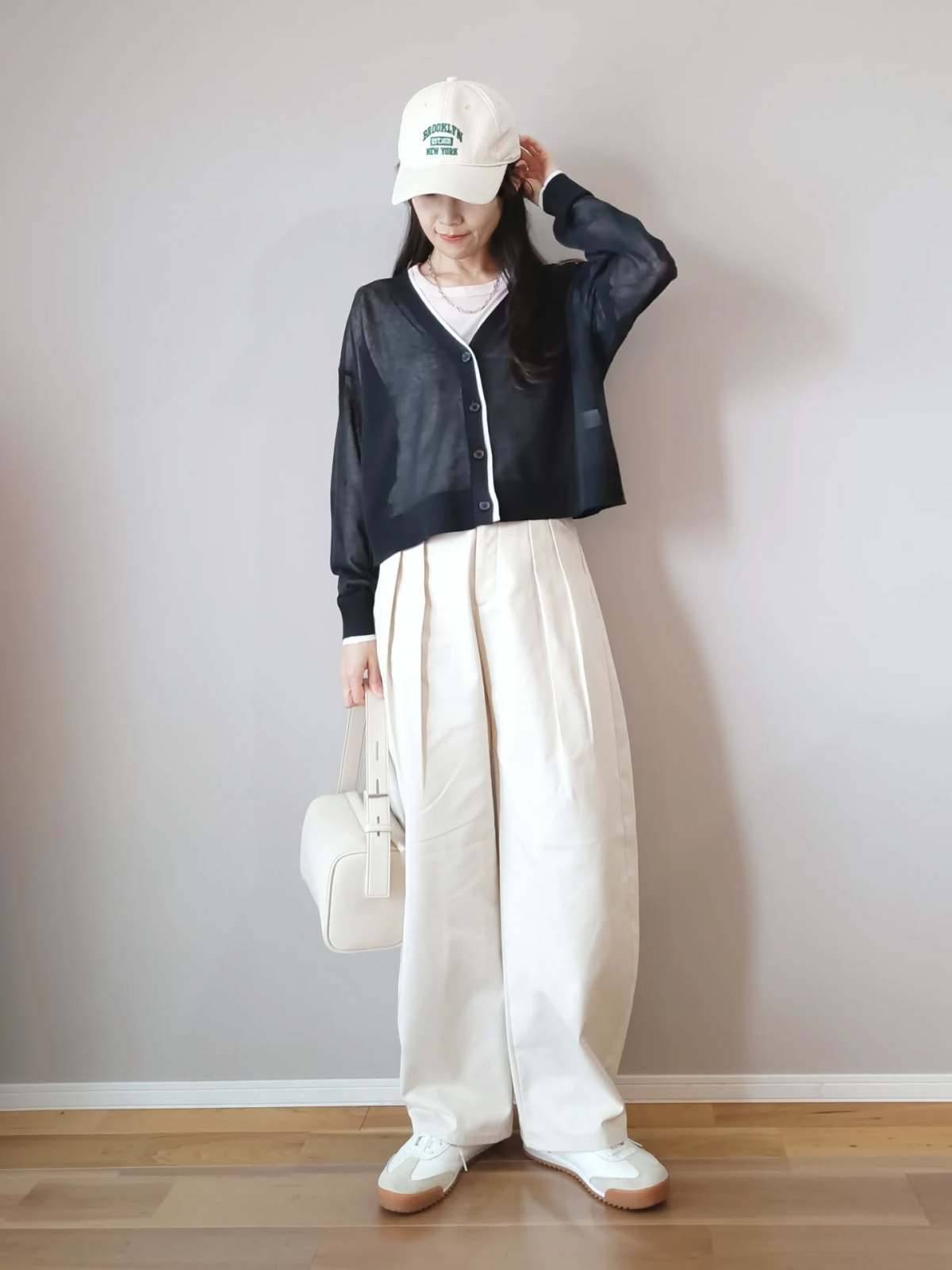 シアー素材のカーディガンで抜け感をプラスする!