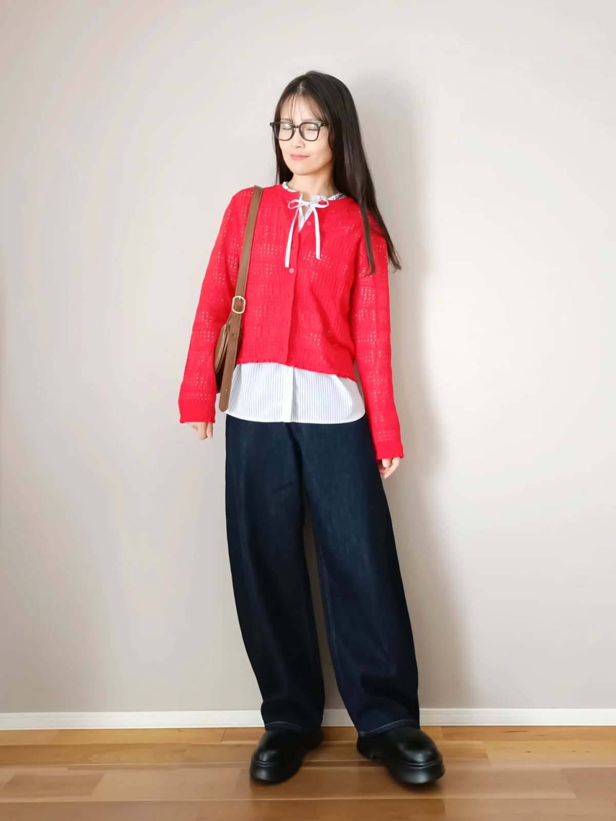 赤カーディガンで華やかさをプラスする♡