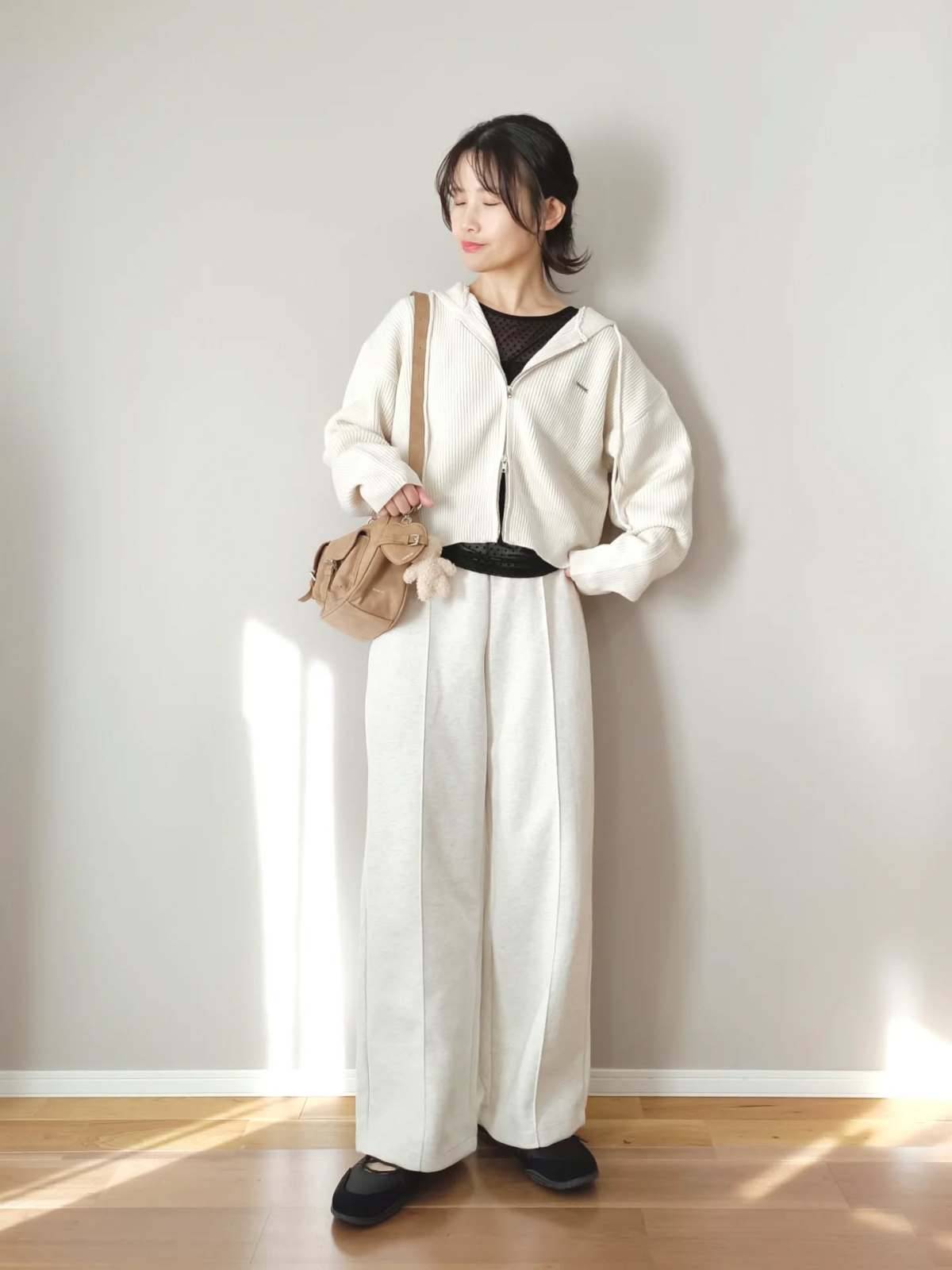 黒をきかせたホワイトコーデ