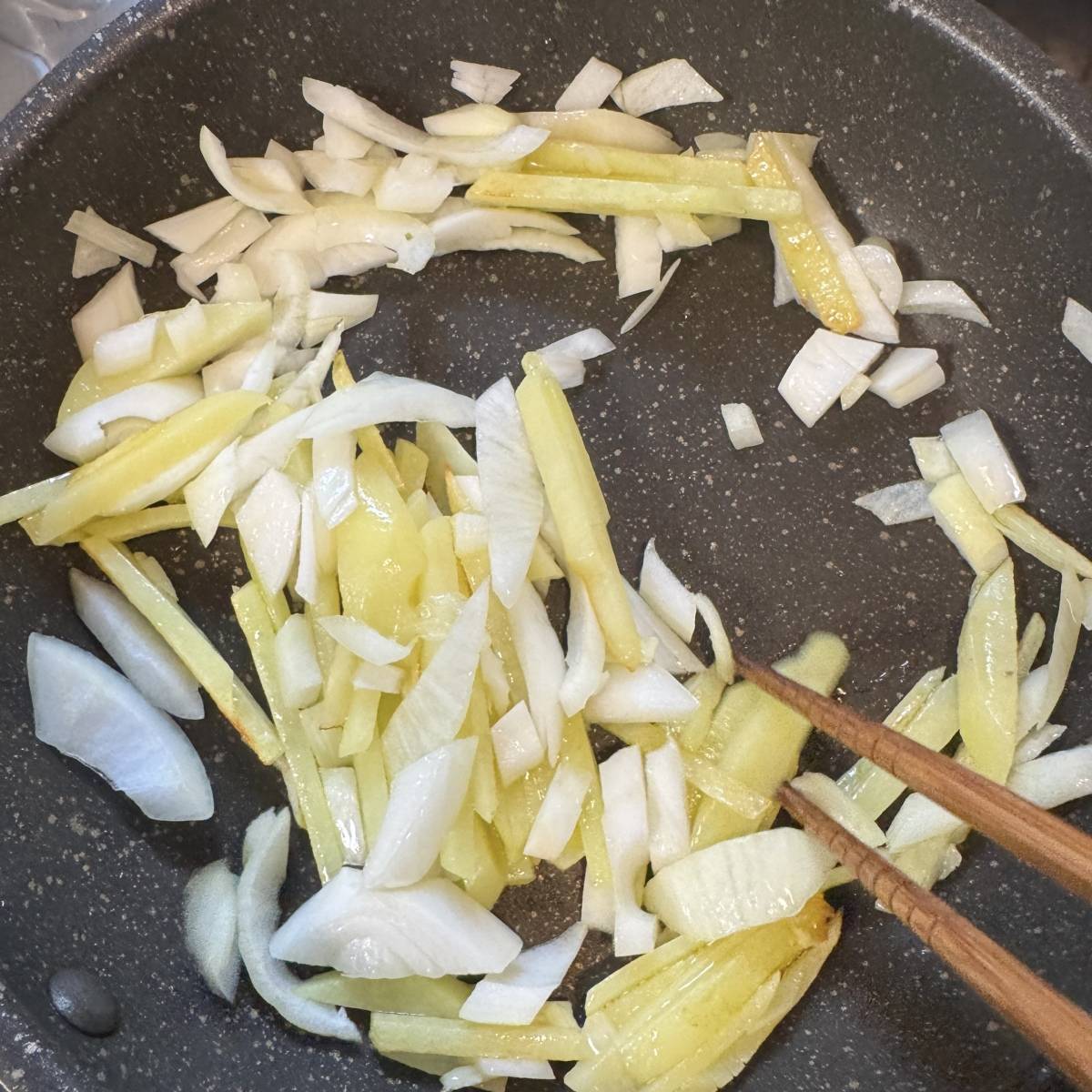 JAグループ公式の「おつまみに♪ピーマンとじゃがいものコンソメ炒め」のレシピ