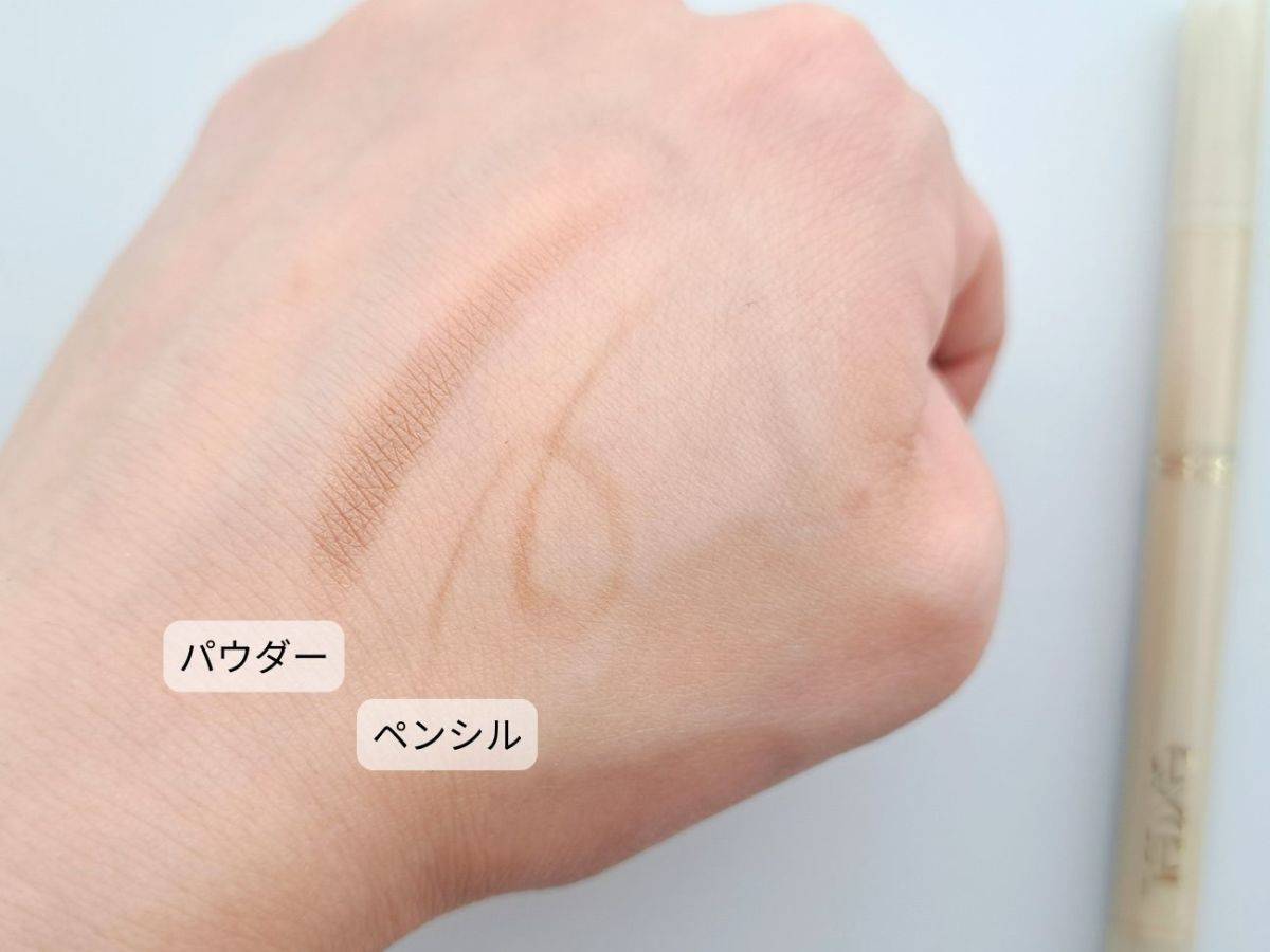 excel(エクセル) ザ プライムアイブロウ　PE01 ナチュラルブラウンの手元スウォッチ