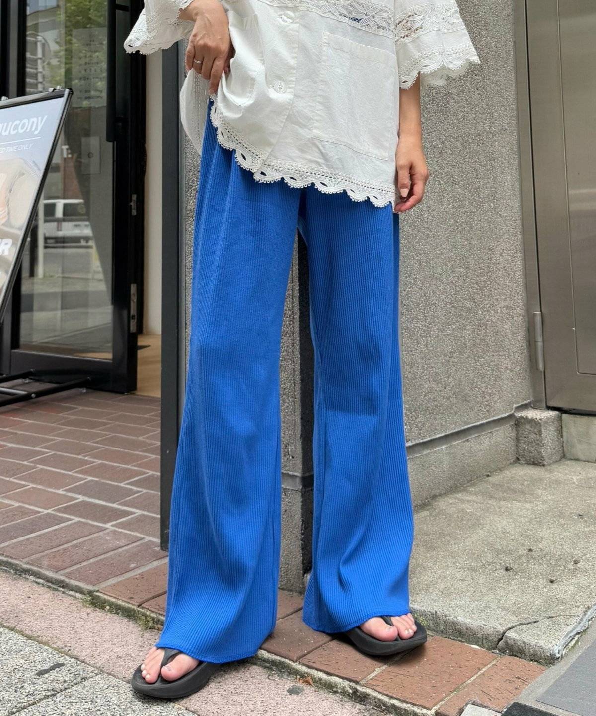 春コーデの女性