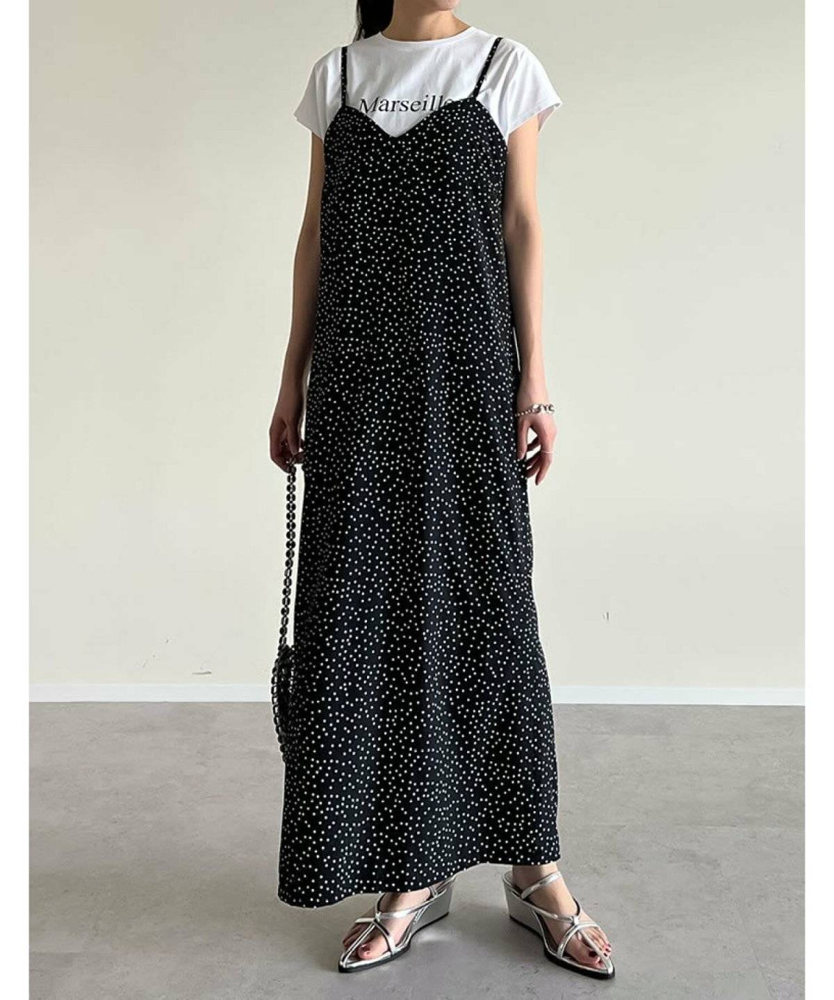 初夏コーデの女性