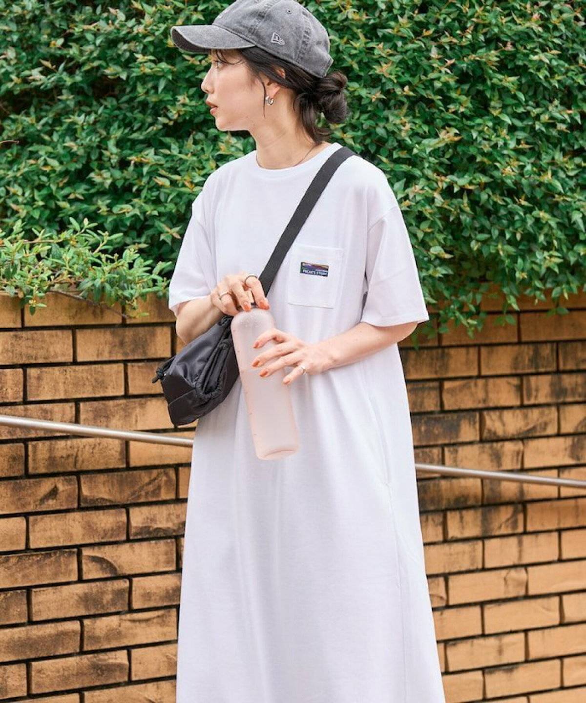 初夏コーデの女性