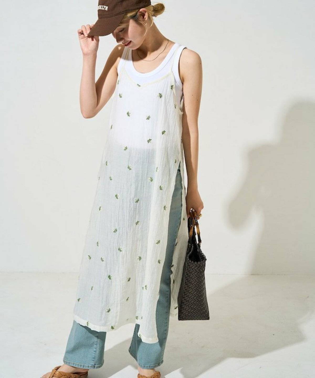 初夏コーデの女性