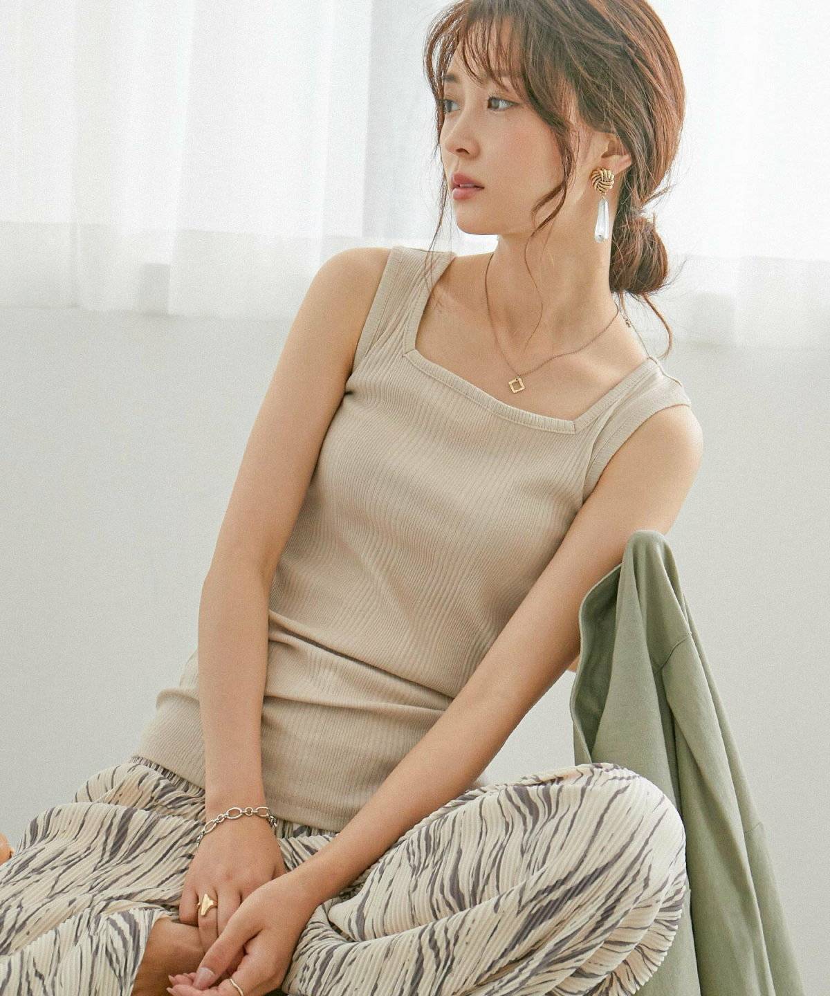 夏コーデの女性