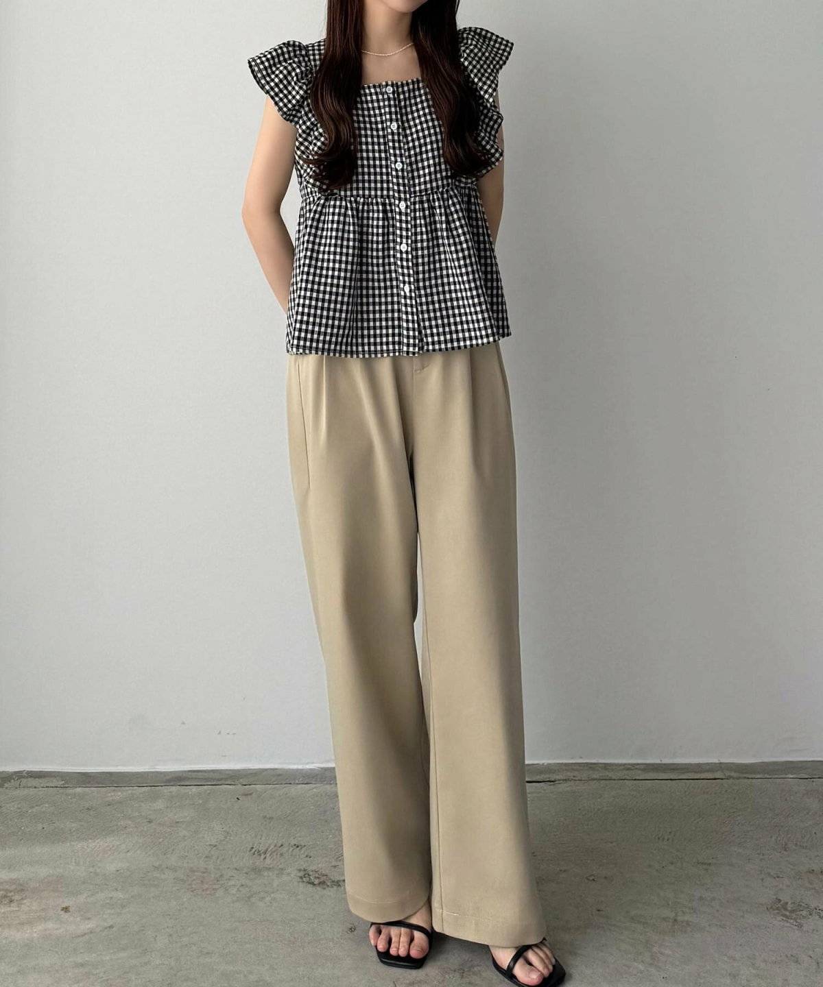 梅雨コーデの女性