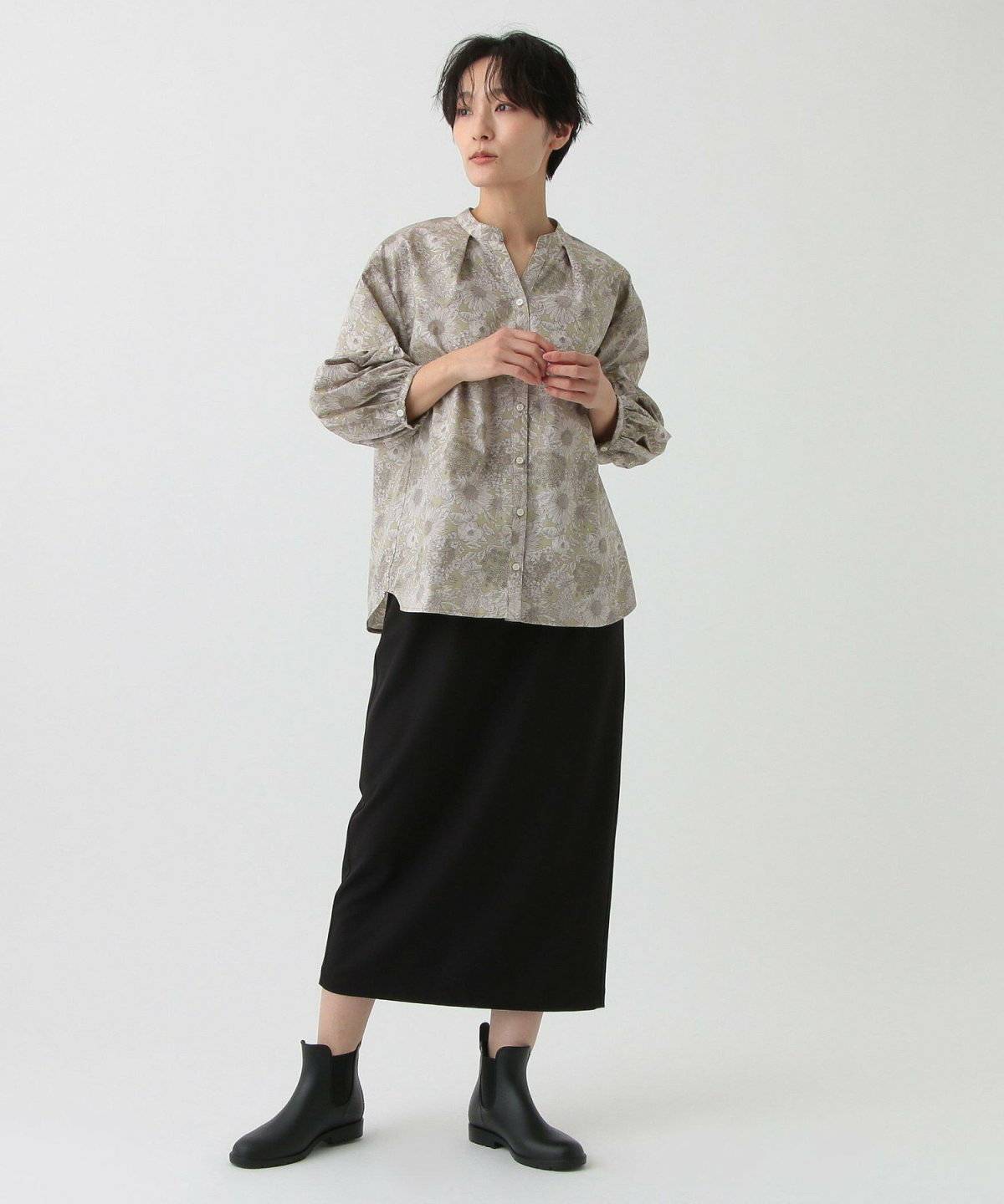 梅雨コーデの女性