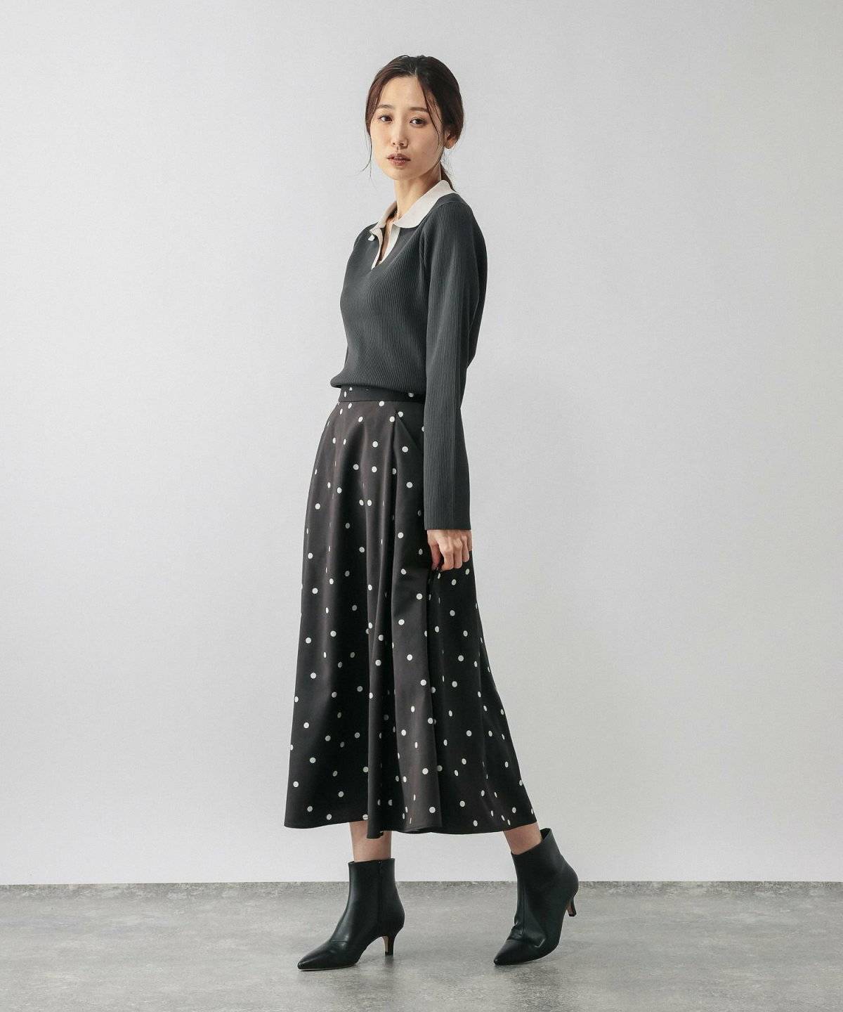 スカートを履いた女性