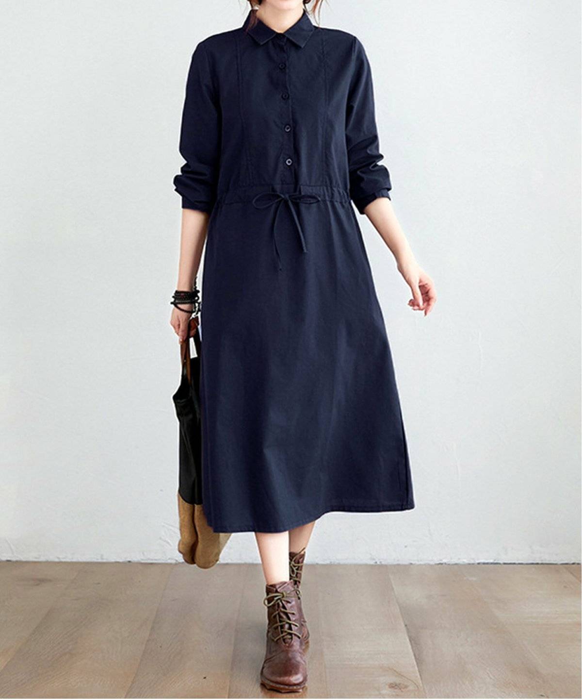 梅雨コーデの女性