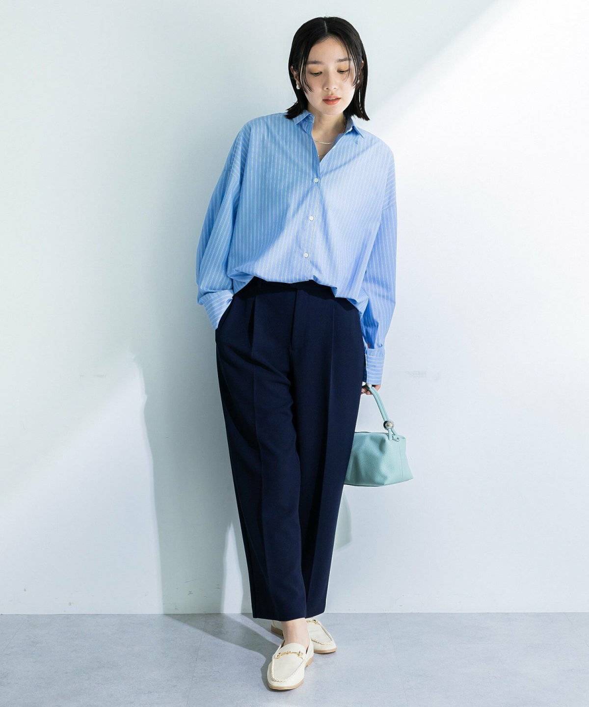 梅雨コーデの女性