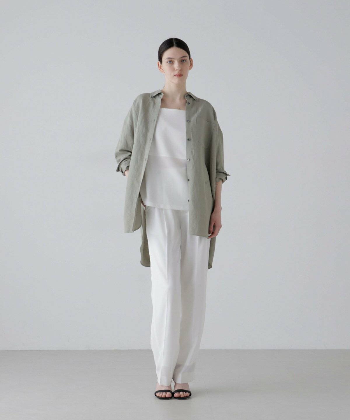 梅雨コーデの女性