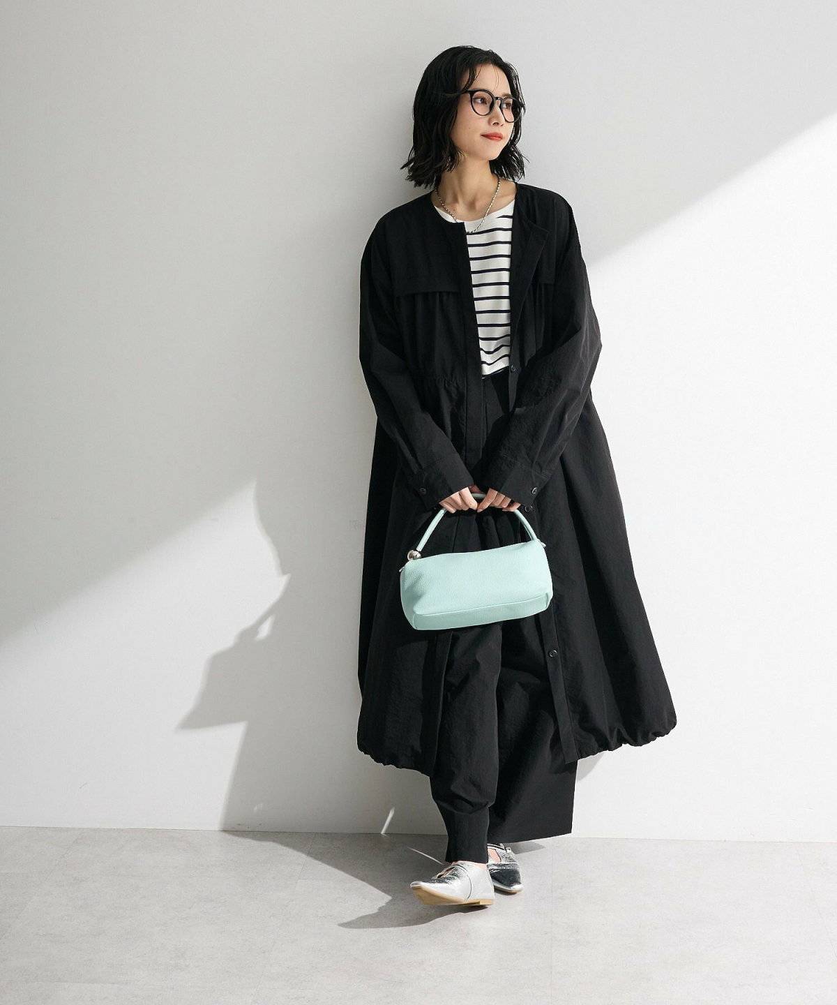 梅雨コーデの女性