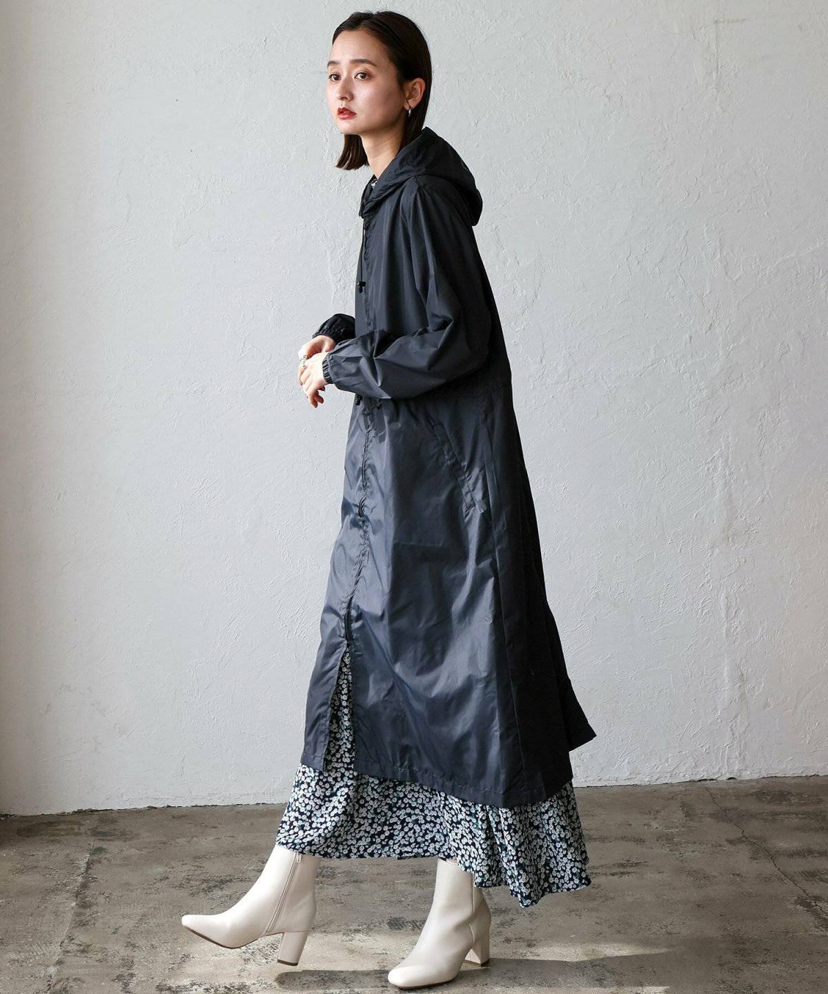 梅雨コーデの女性