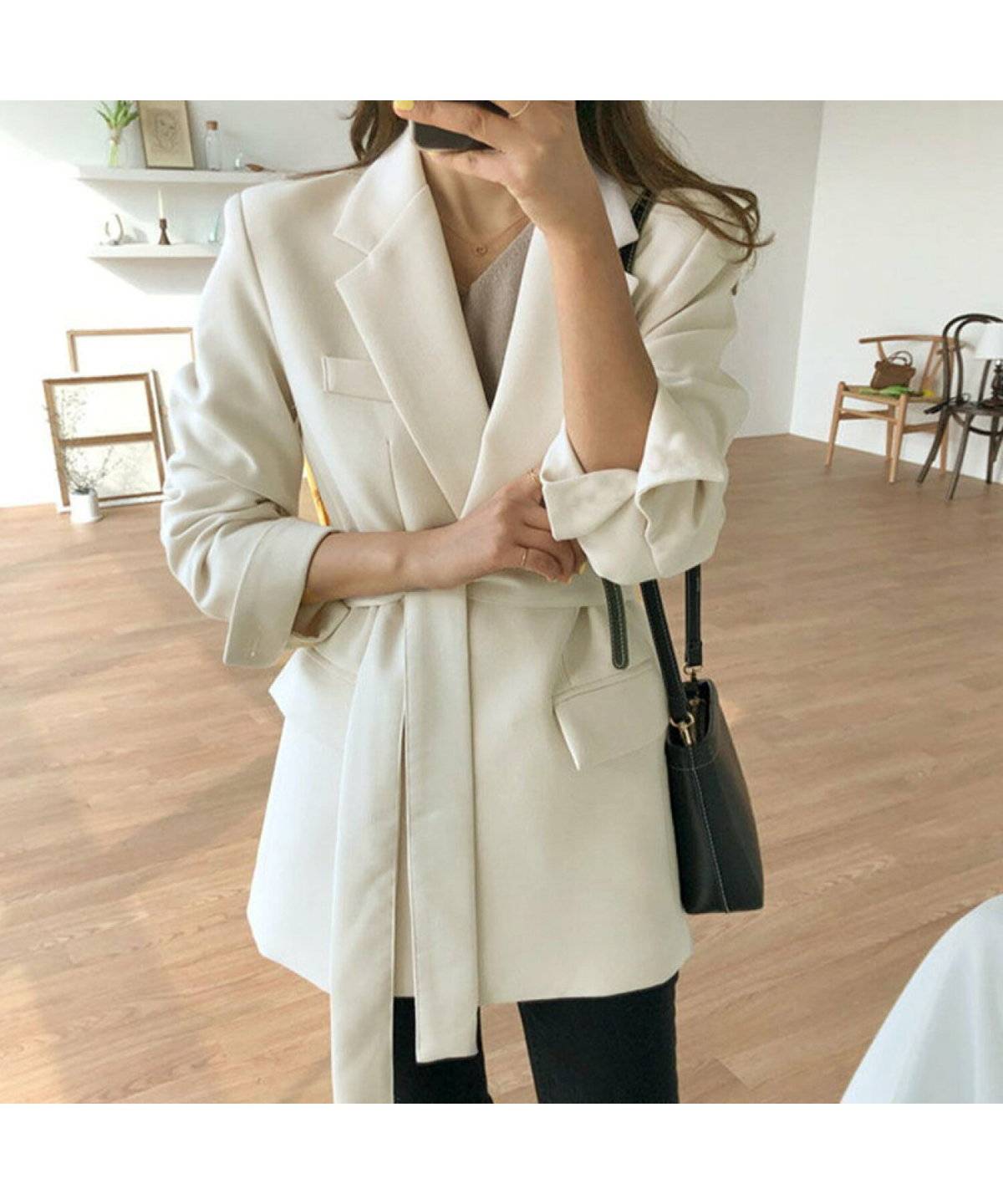 梅雨コーデの女性