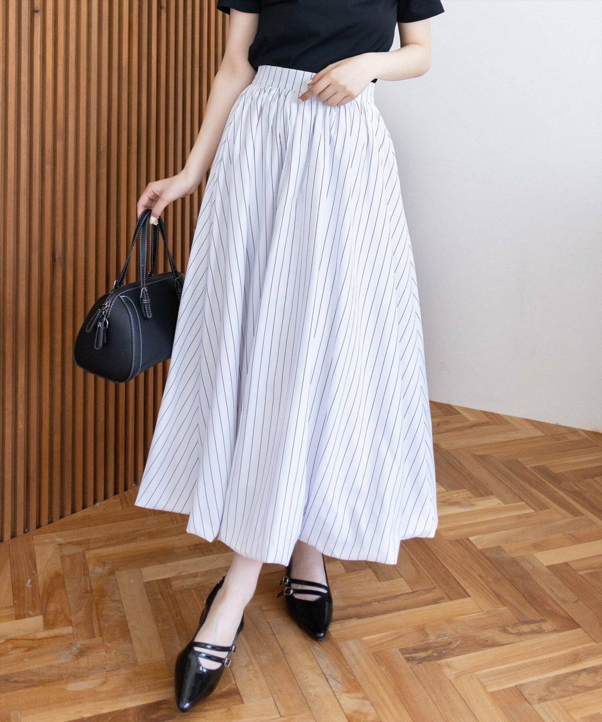 梅雨コーデの女性