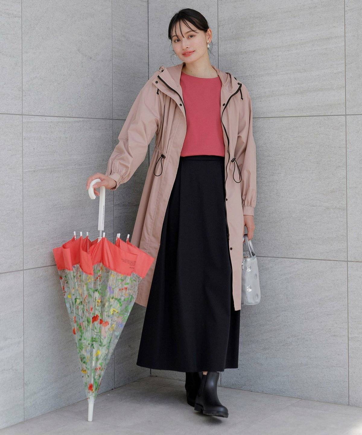 梅雨コーデの女性