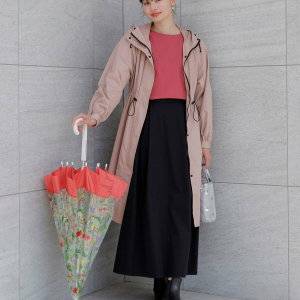  雨の日コーデの女性 