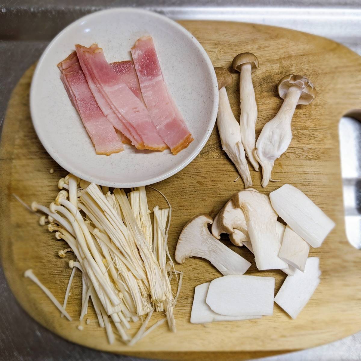 くらこん公式の「塩こんぶでパラパラきのこチャーハン」のレシピ