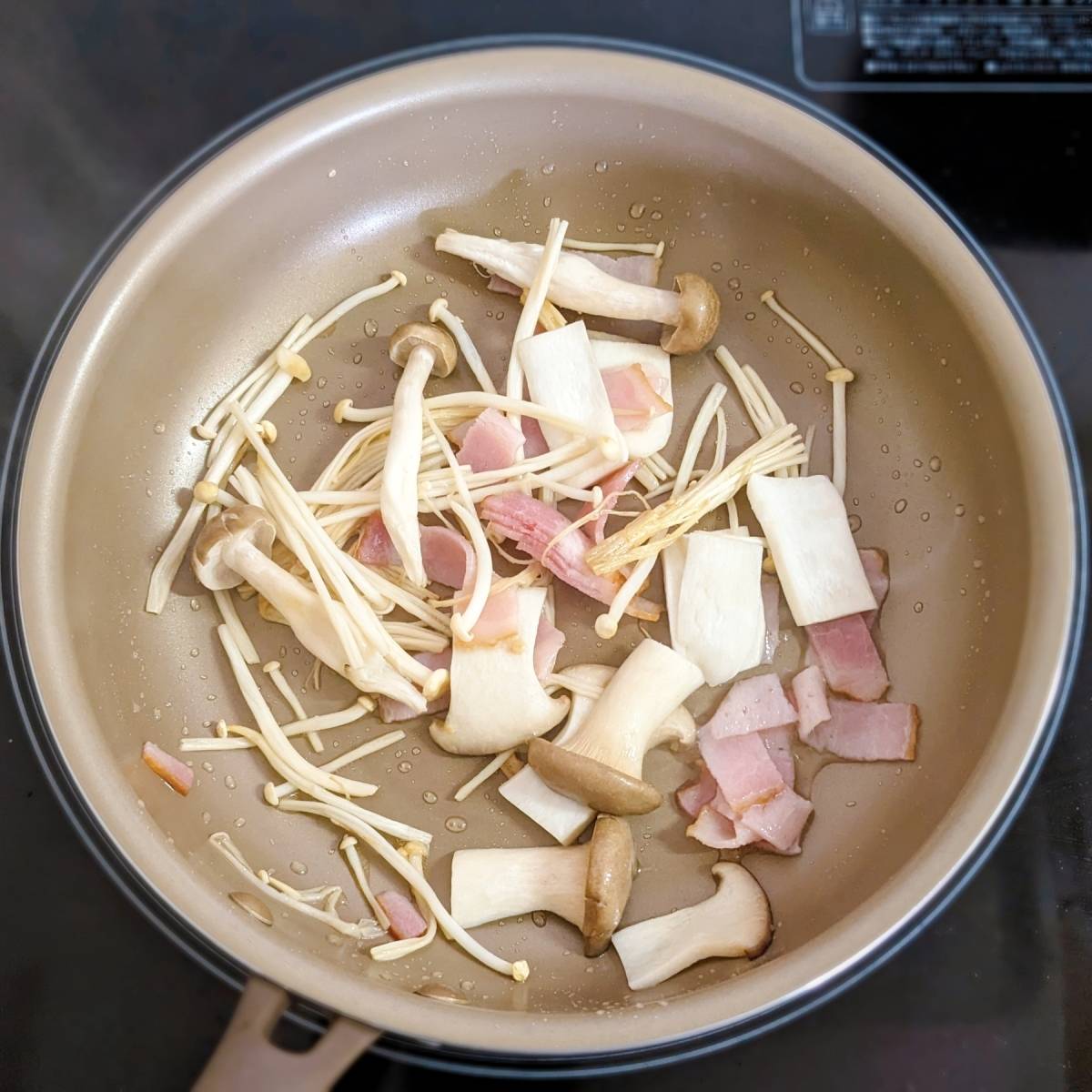 くらこん公式の「塩こんぶでパラパラきのこチャーハン」のレシピ