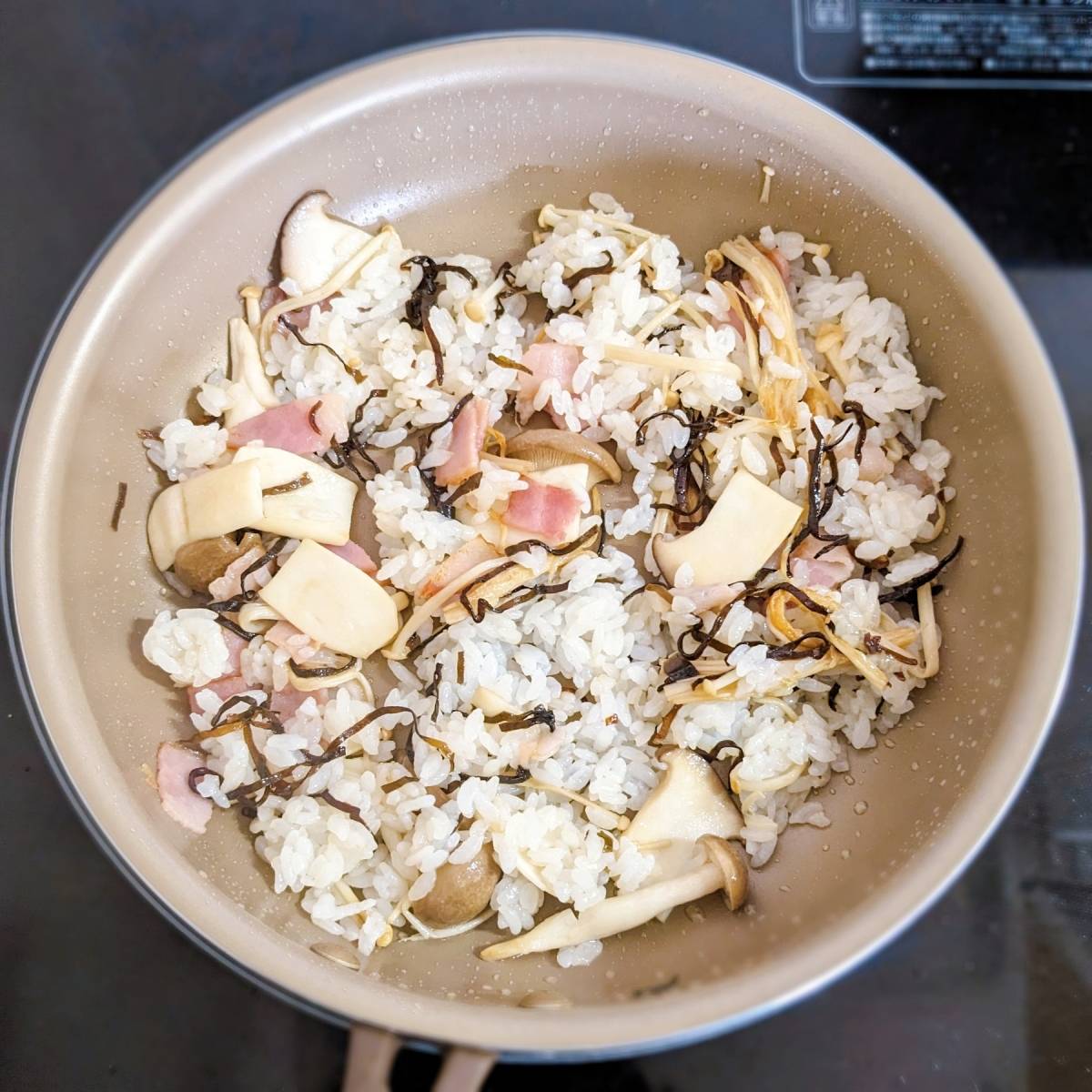 くらこん公式の「塩こんぶでパラパラきのこチャーハン」のレシピ