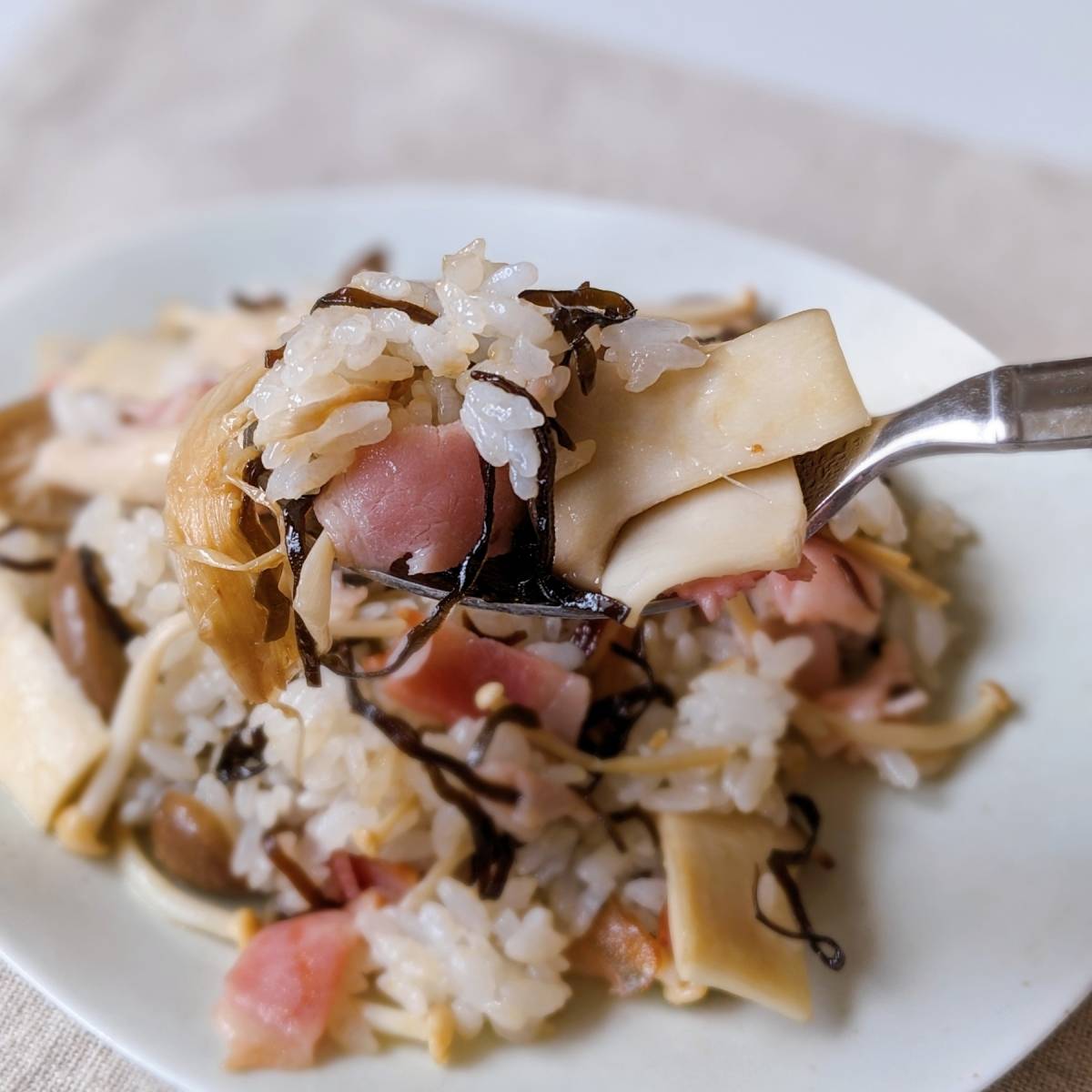 くらこん公式の「塩こんぶでパラパラきのこチャーハン」のレシピ