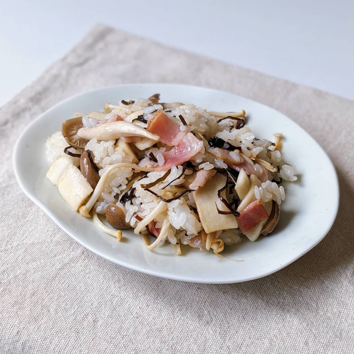 くらこん公式の「塩こんぶでパラパラきのこチャーハン」のレシピ