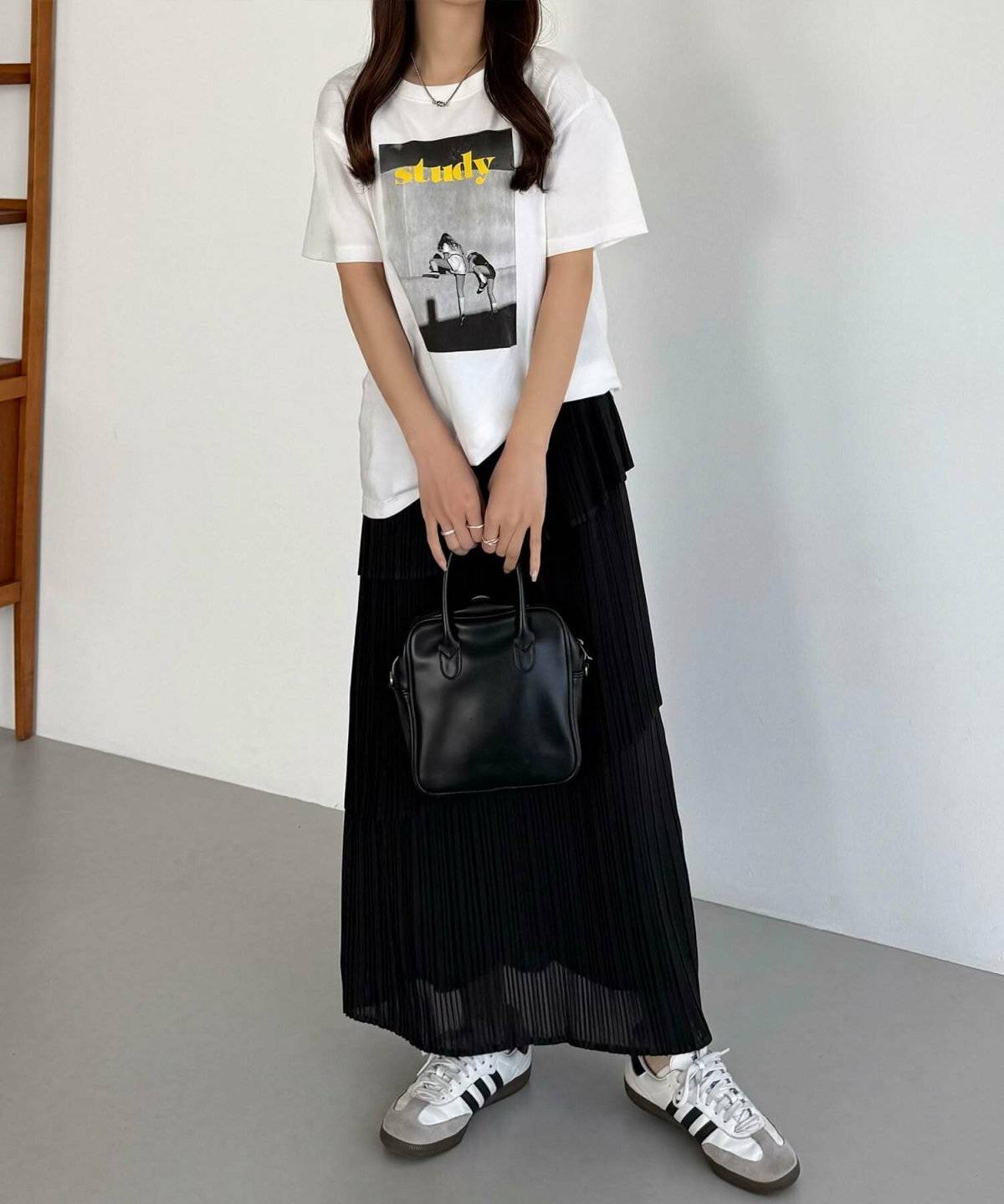 モノトーンコーデの女性