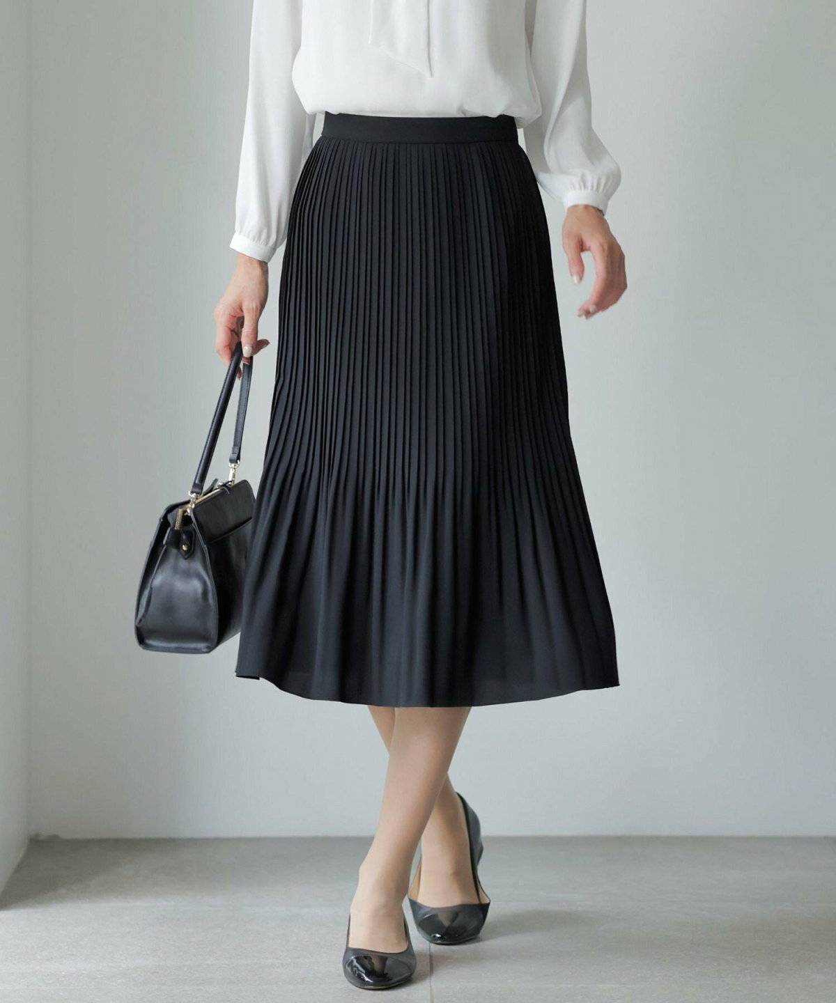 モノトーンコーデの女性