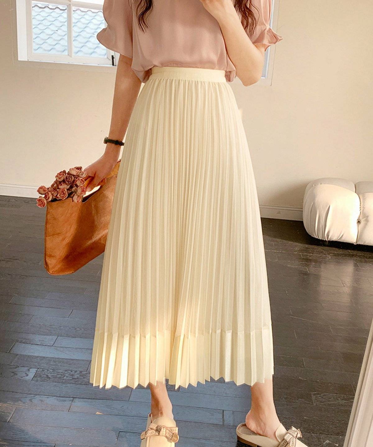 ベージュのワントーンコーデの女性