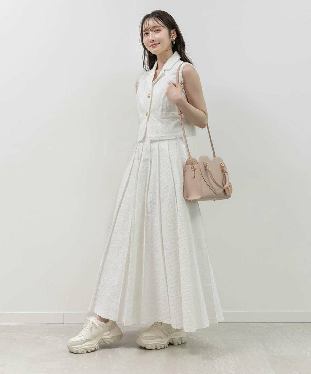 オールホワイトコーデの女性