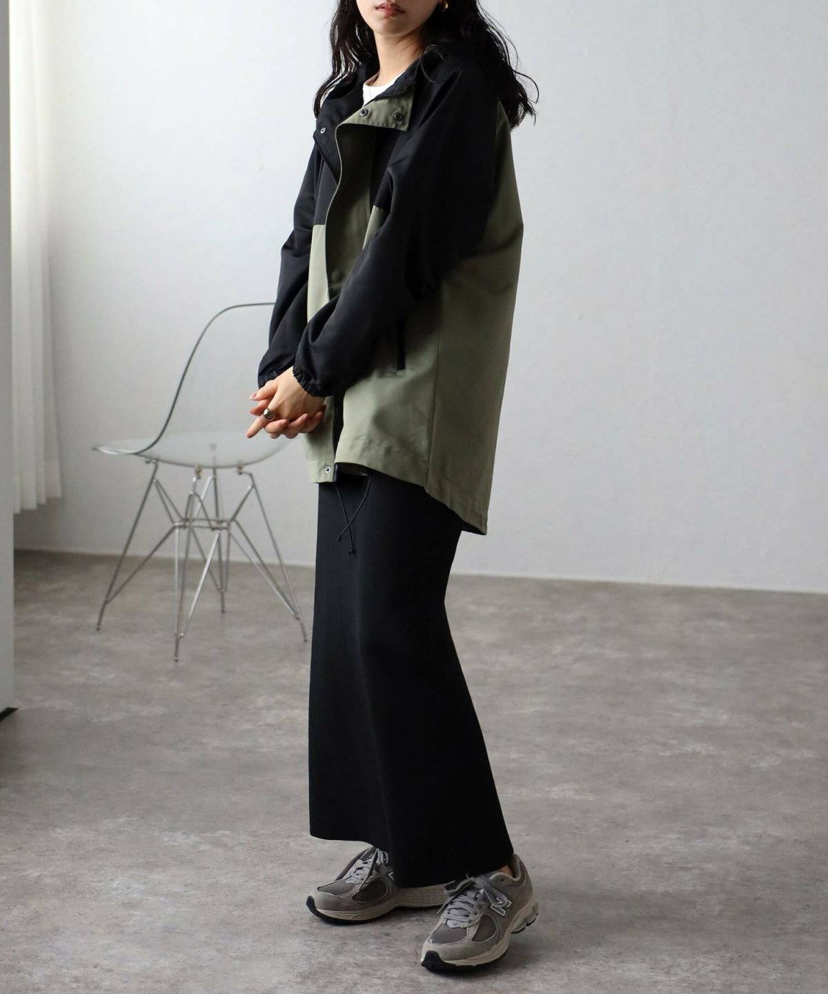 ブラックコーデの女性