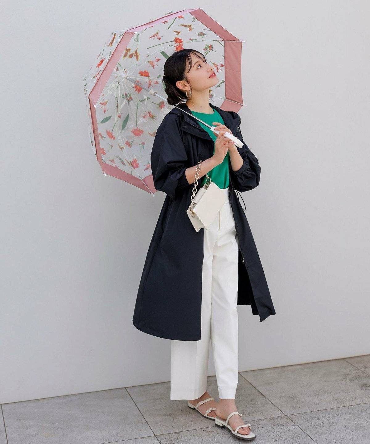 レインコートの女性