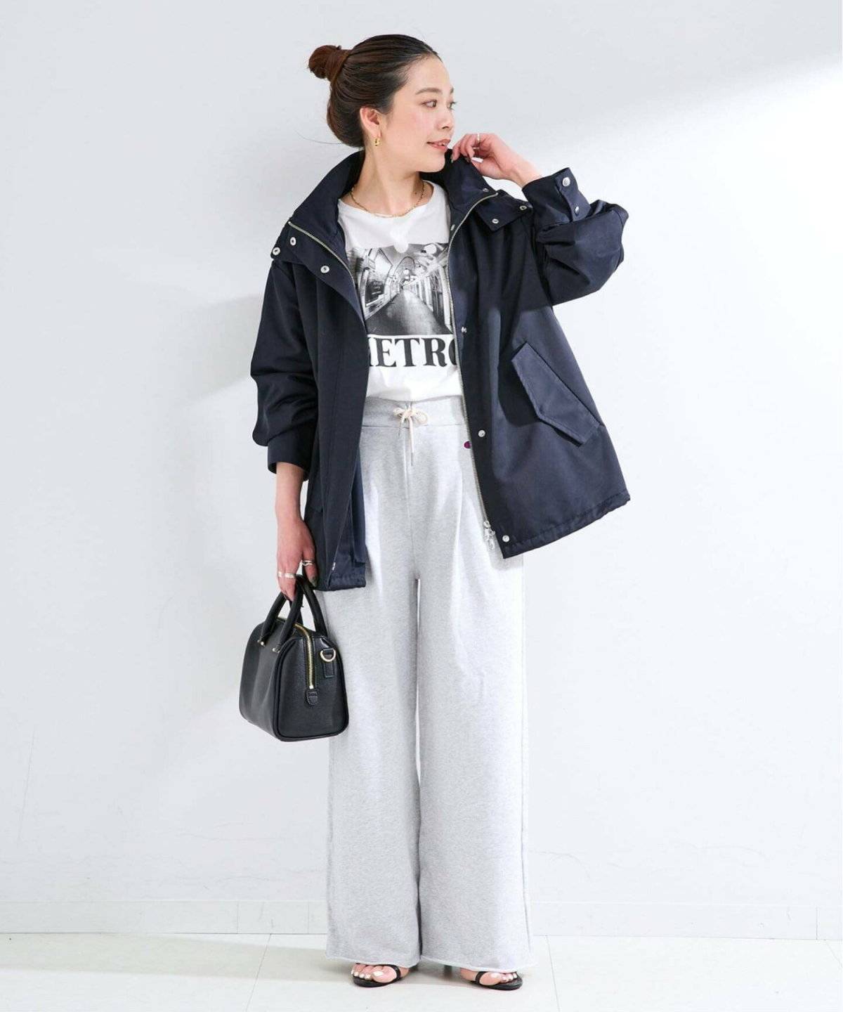 マウンテンパーカーの女性