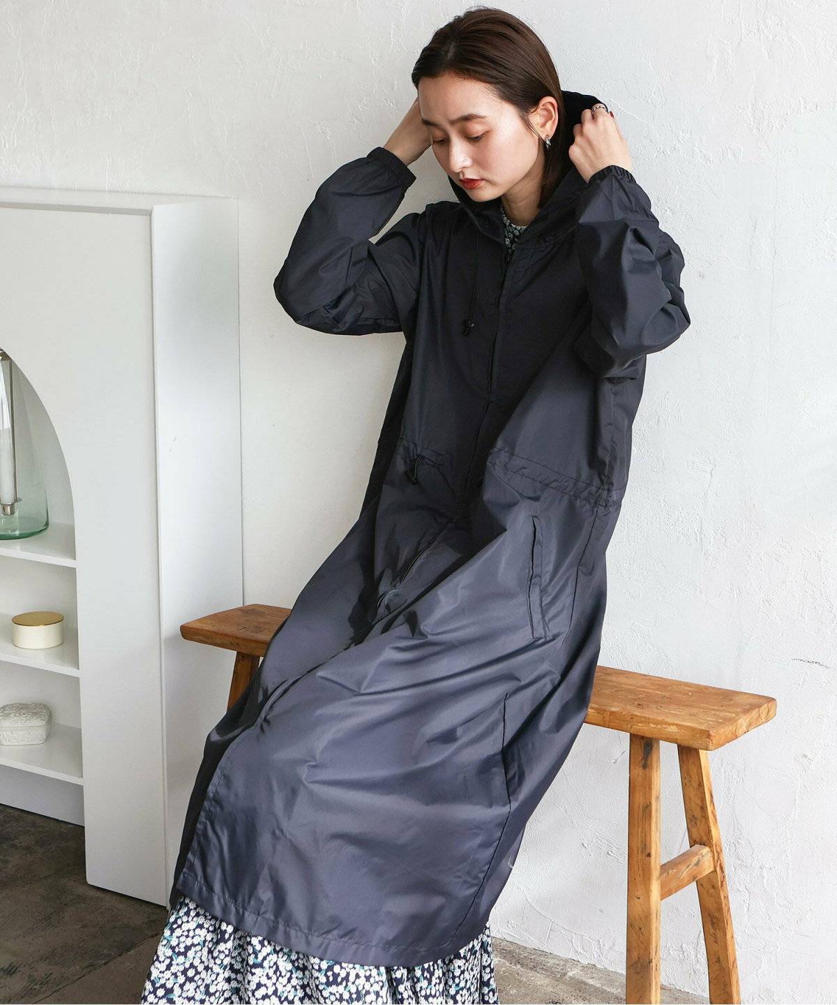 ロングポンチョの女性