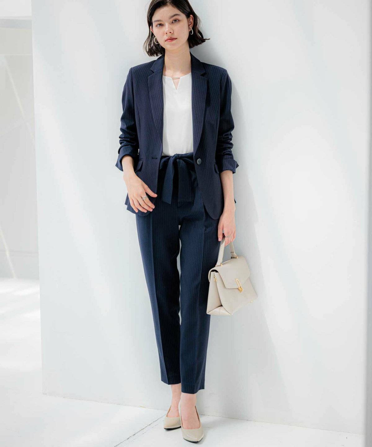 ネイビーのセットアップの女性
